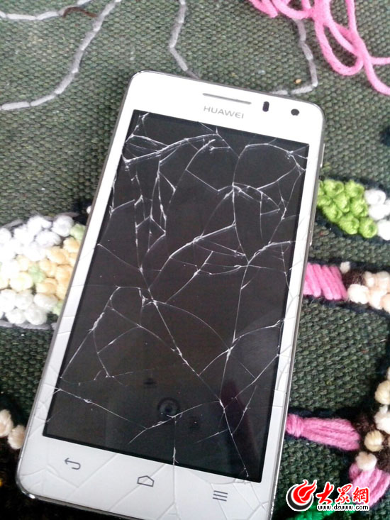 华为手机使用不足一年 充电时屏幕爆裂